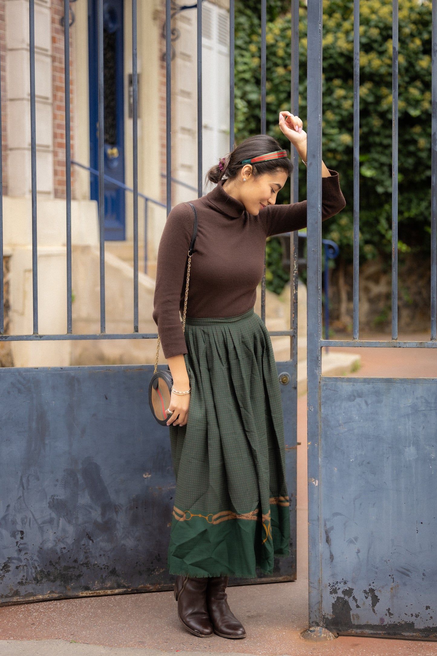 Serre-tête Gloria – Serre-tête en satin vert forêt et double ruban rouge, style preppy chic