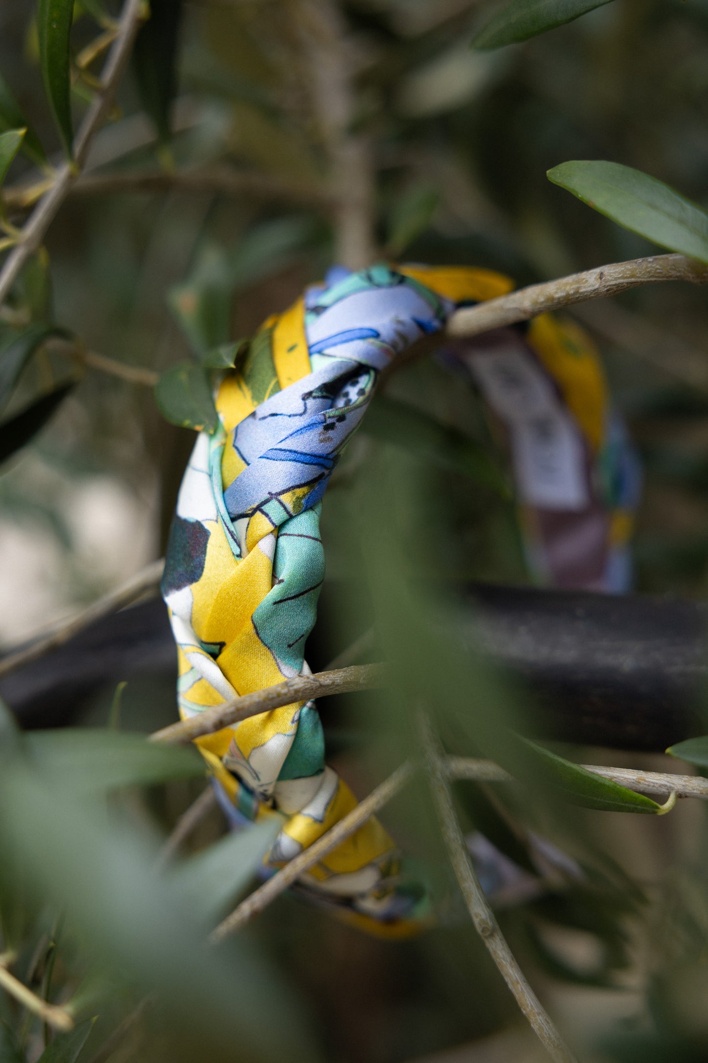Serre-tête Iris tressé – Soie jaune et lavande | Accessoire cheveux bohème chic