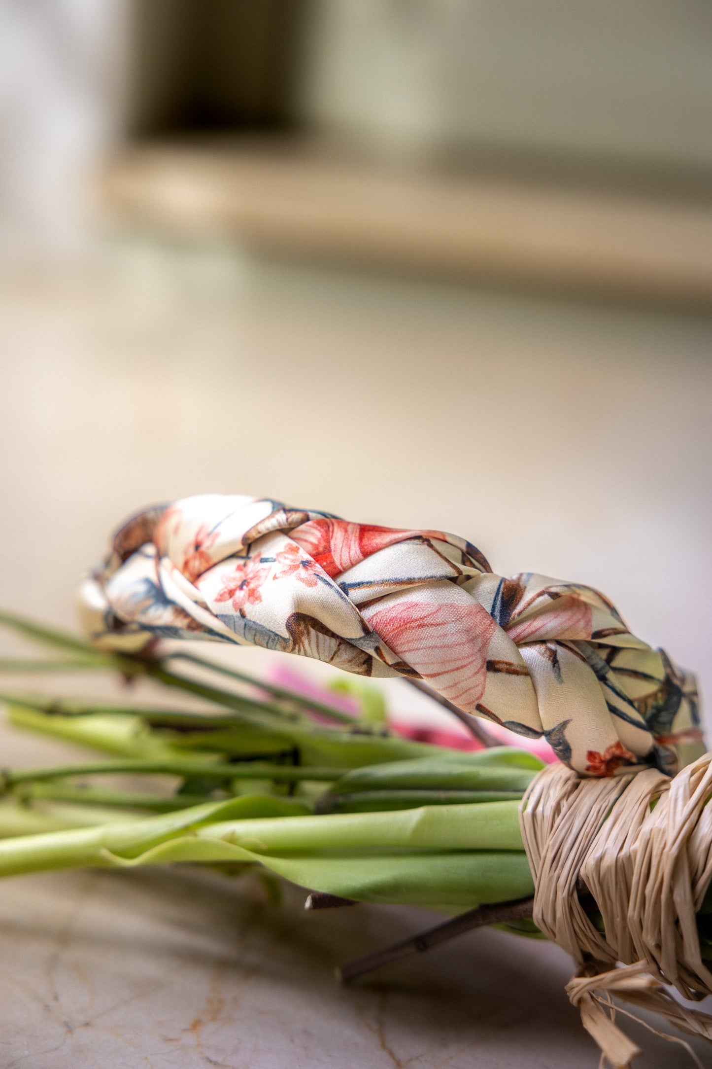 Serre-tête Vera tressé – Soie crème à motif floral | Accessoire cheveux bohème chic