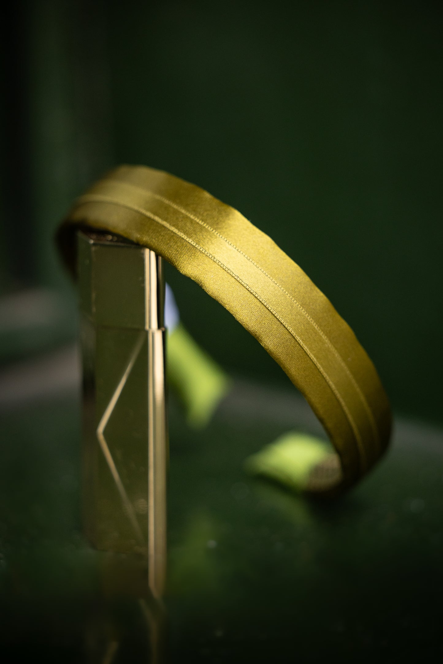 Serre-tête Olivia – Serre-tête en satin vert olive, style preppy chic