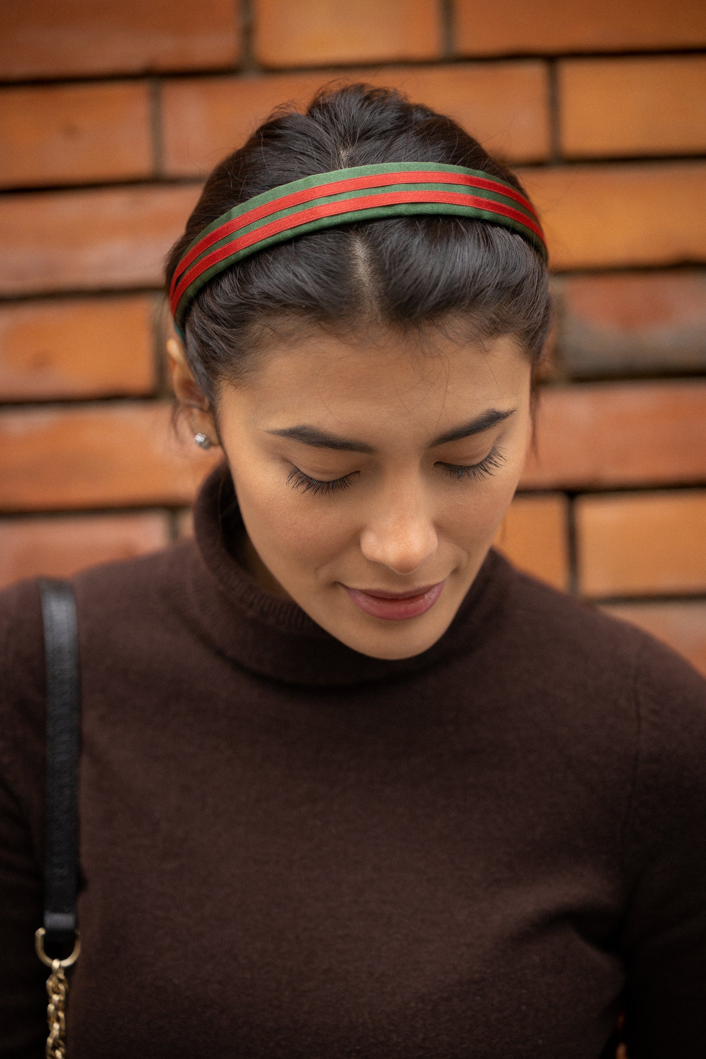 Serre-tête Gloria – Serre-tête en satin vert forêt et double ruban rouge, style preppy chic