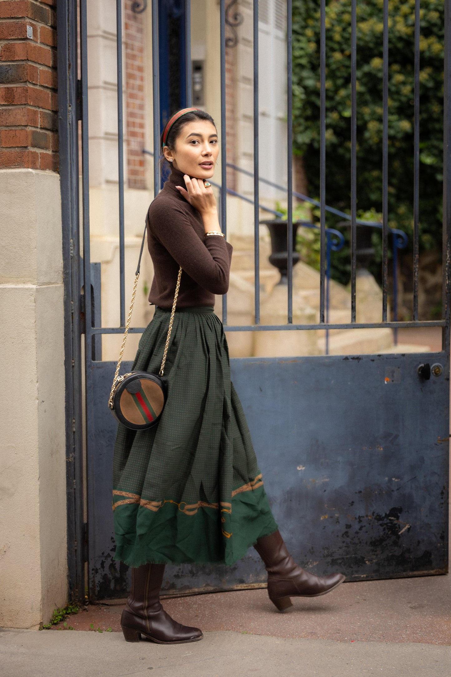 Serre-tête Gloria – Serre-tête en satin vert forêt et double ruban rouge, style preppy chic