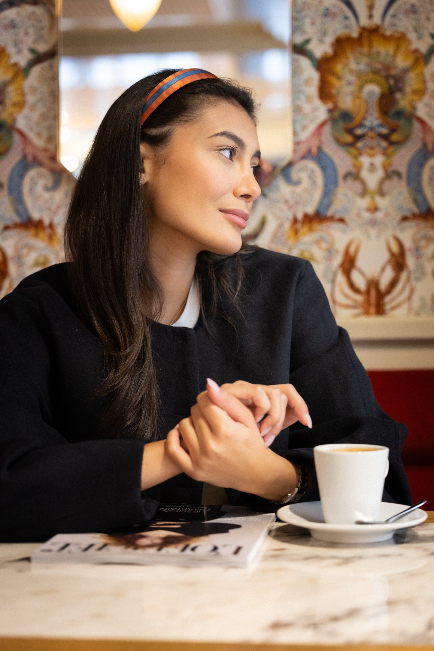 Serre-tête Dolorès – Serre-tête en satin orange et ruban bleu, style preppy chic