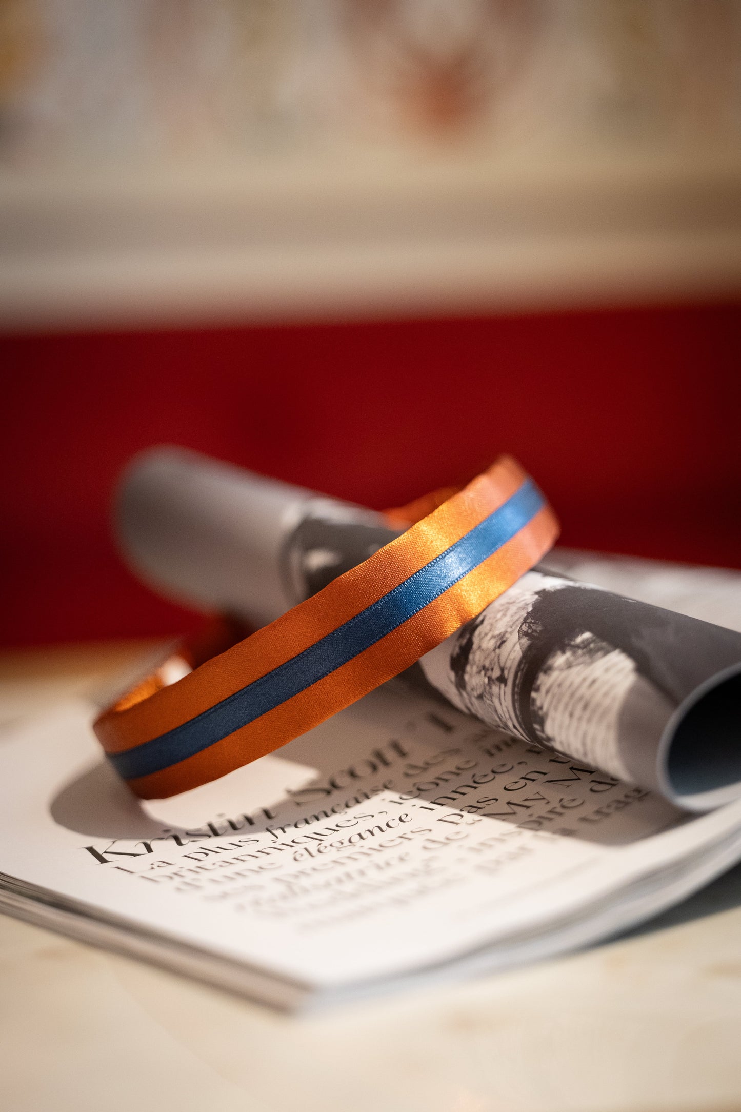 Serre-tête Dolorès – Serre-tête en satin orange et ruban bleu, style preppy chic