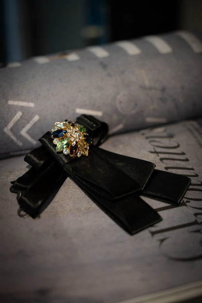 Régate femme Walter – Bijou de cou chic en satin noir et strass