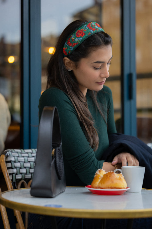 Serre-tête Léona – Accessoire cheveux brodé doublé en satin vert forêt