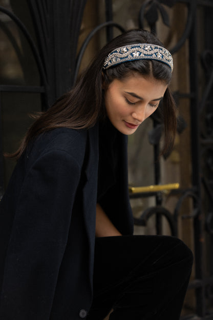 Serre-tête Pilar – Accessoire cheveux brodé et satin bleu de Prusse