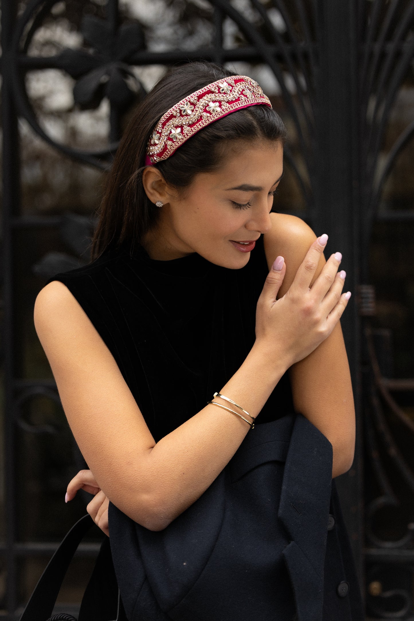 Serre-tête Catherine – Accessoire cheveux brodé en satin Duchesse framboise