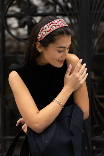 Serre-tête Catherine – Accessoire cheveux brodé en satin Duchesse framboise