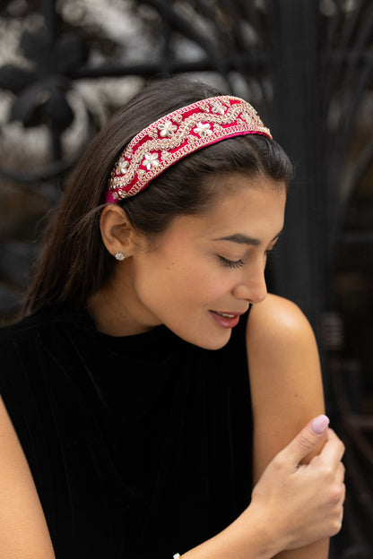 Serre-tête Catherine – Accessoire cheveux brodé en satin Duchesse framboise