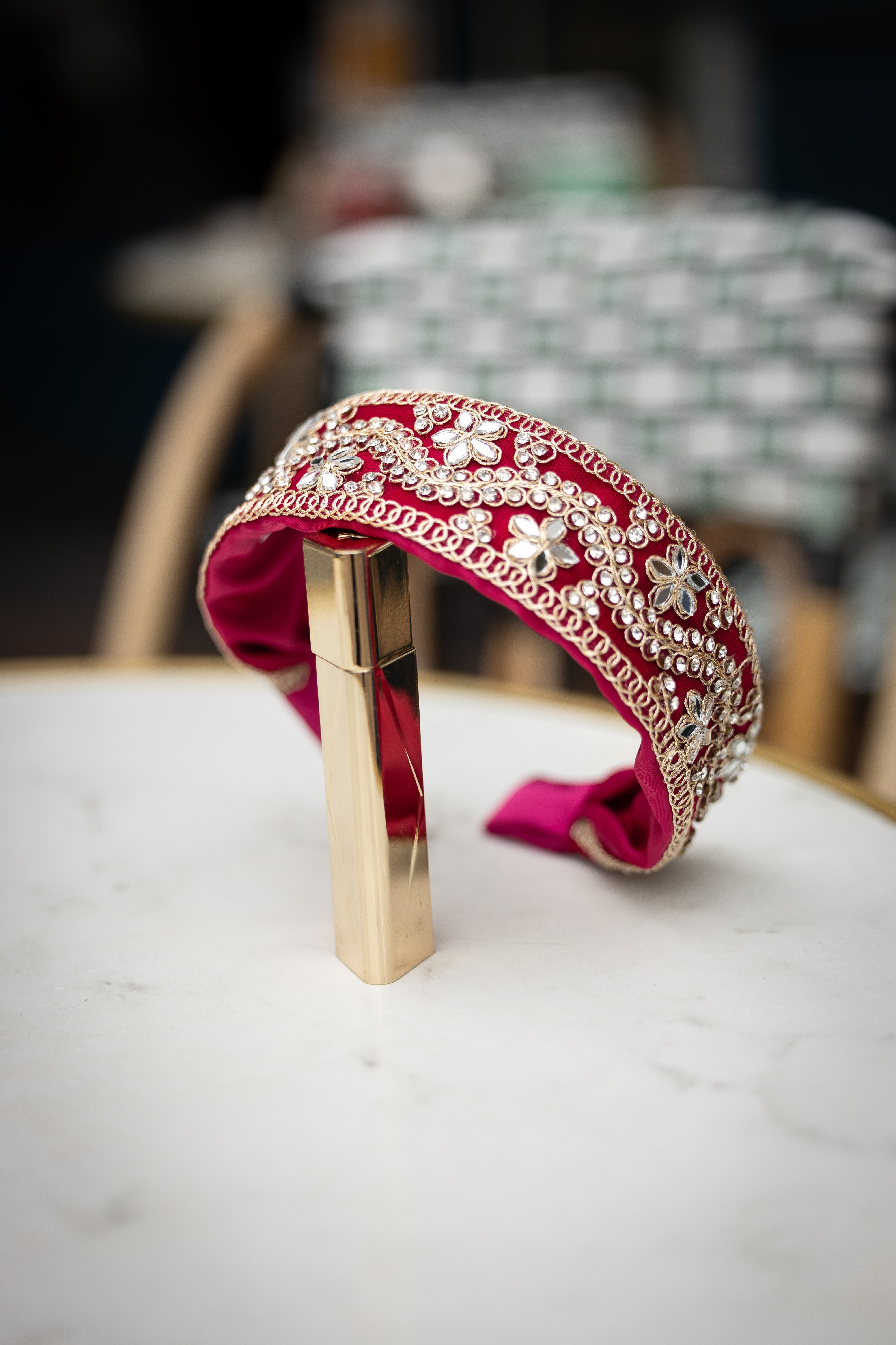 Serre-tête Catherine – Accessoire cheveux brodé en satin Duchesse