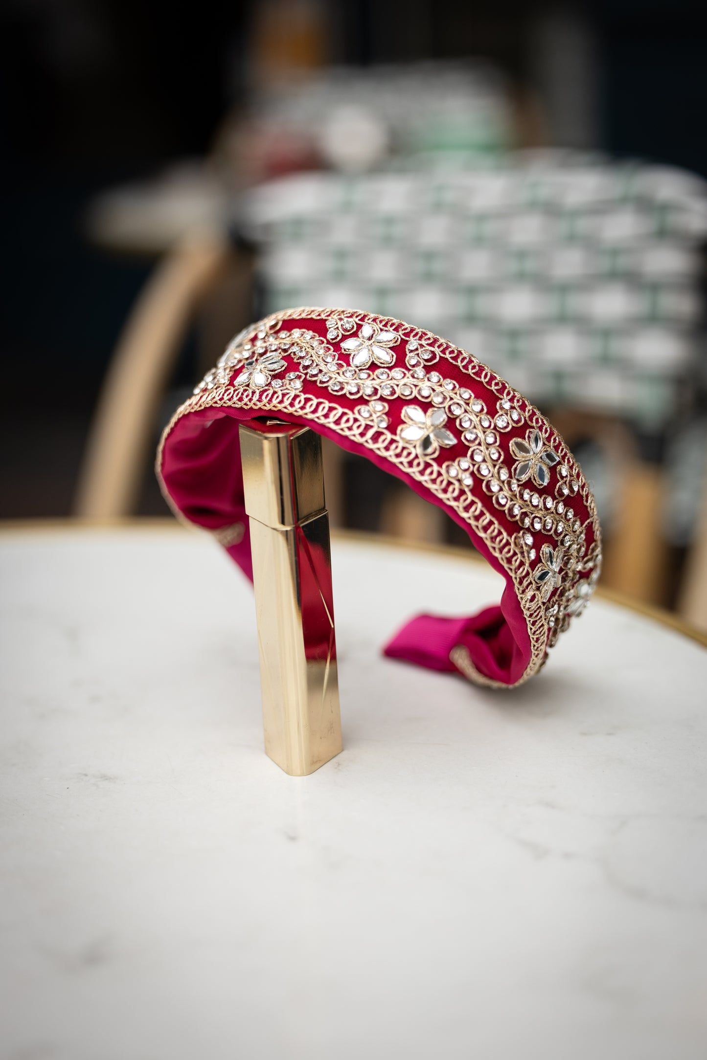 Serre-tête Catherine – Accessoire cheveux brodé en satin Duchesse framboise