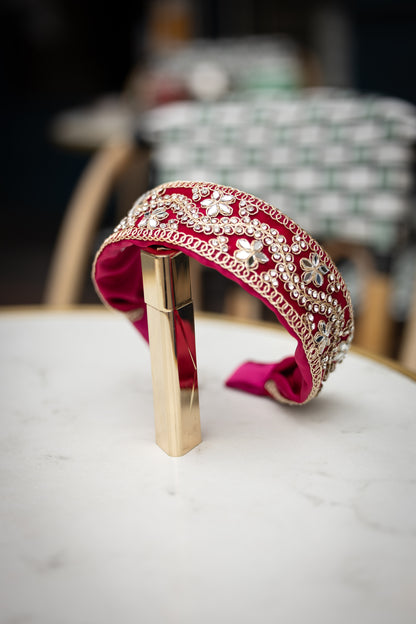 Serre-tête Catherine – Accessoire cheveux brodé en satin Duchesse framboise