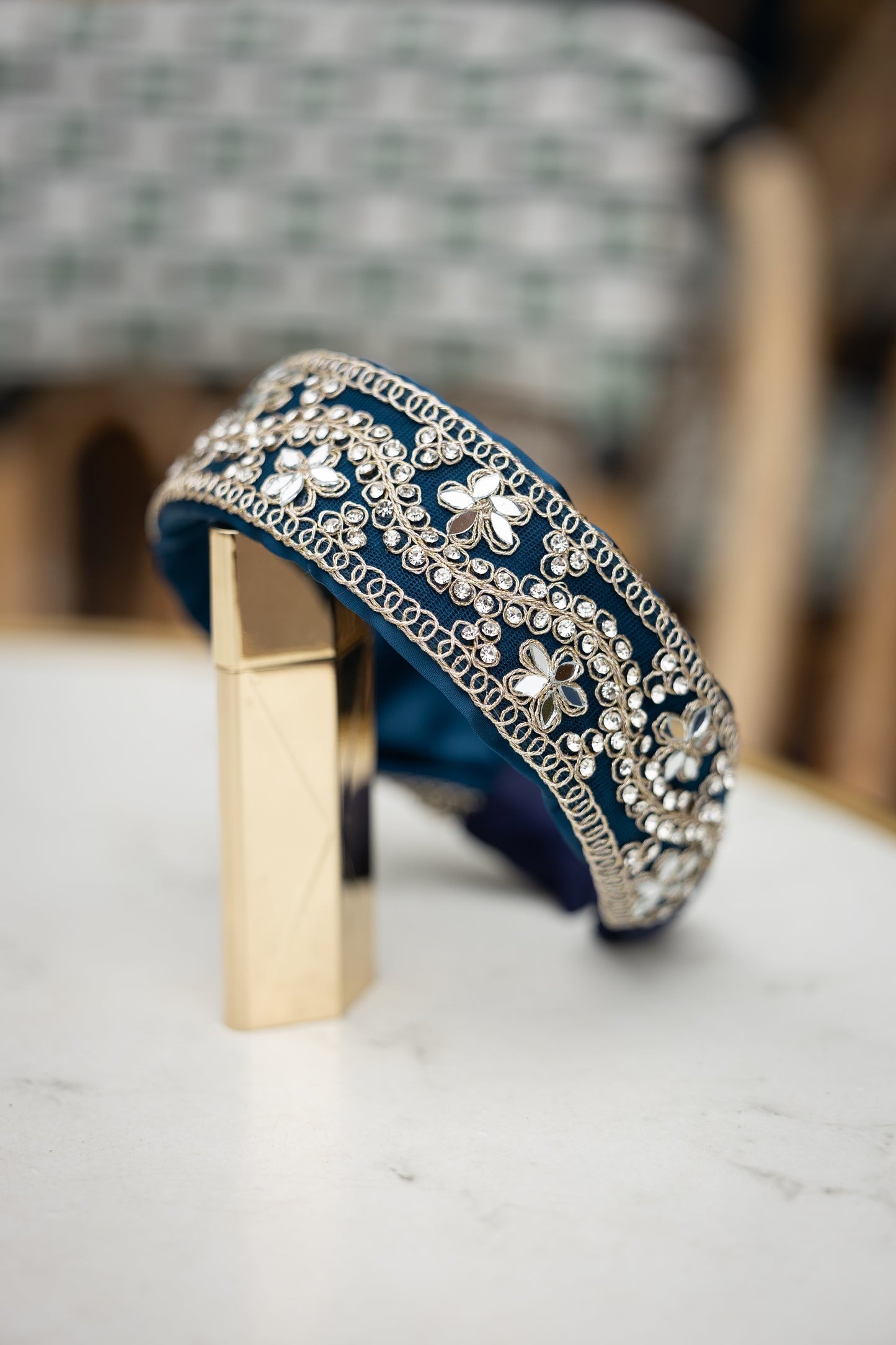 Serre-tête Pilar – Accessoire cheveux brodé et satin bleu de Prusse