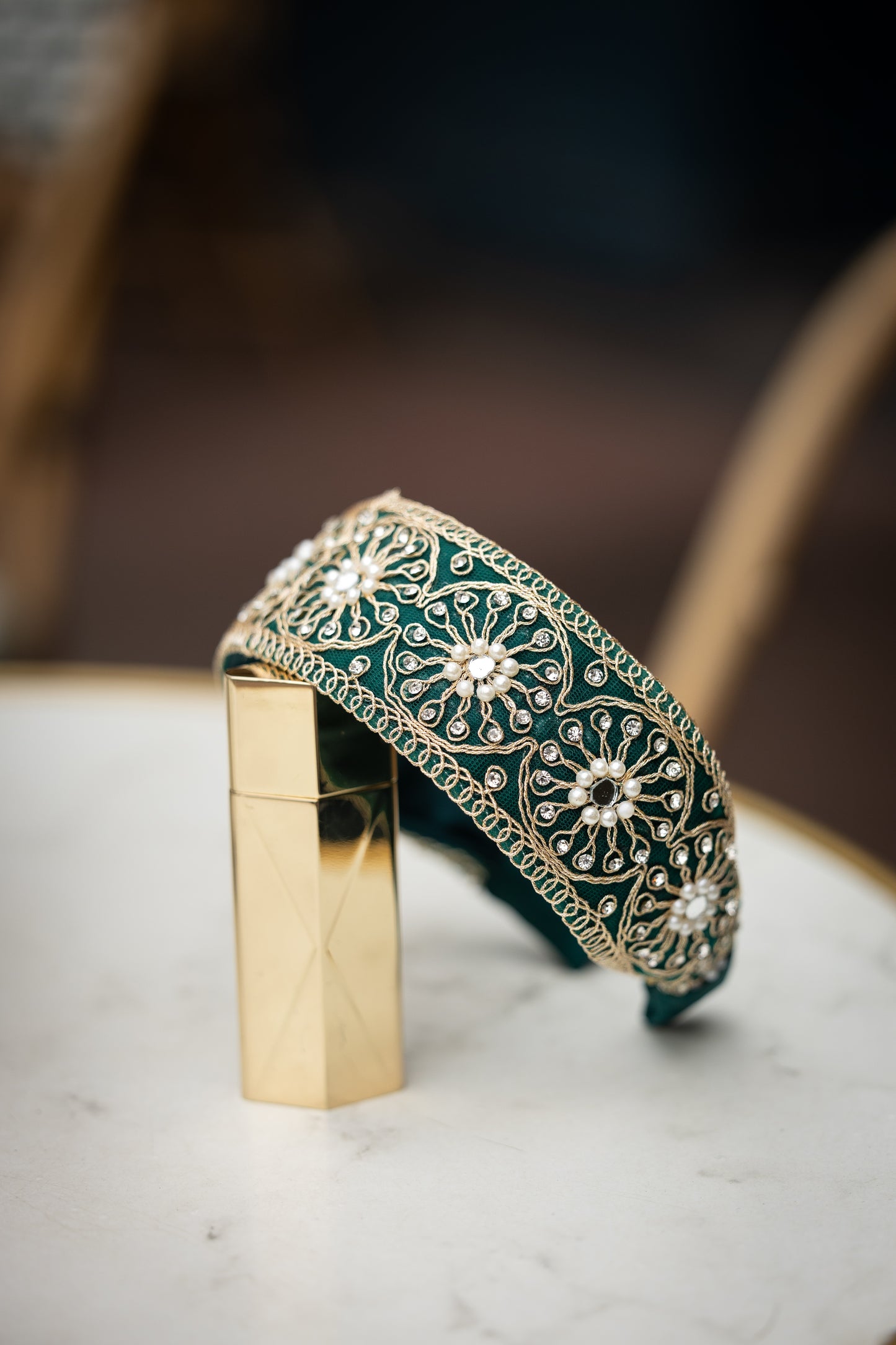 Serre-tête Martha – Accessoire cheveux brodé en satin Duchesse vert