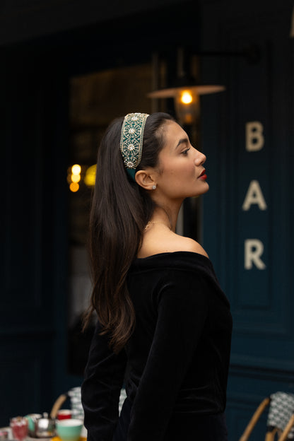 Serre-tête Martha – Accessoire cheveux brodé en satin Duchesse vert