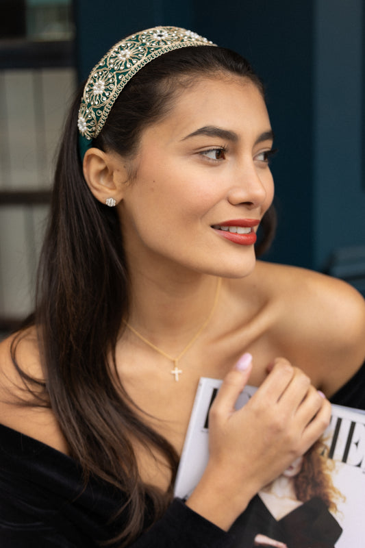 Serre-tête Martha – Accessoire cheveux brodé en satin Duchesse vert