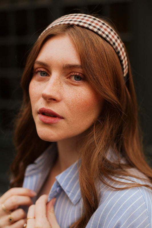 Serre-tête Blair en vichy marron et blanc style preppy avec chemise à rayures