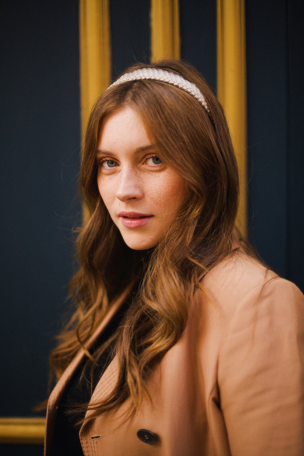 Serre-tête Chloé en tulle doux porté avec col roulé noir