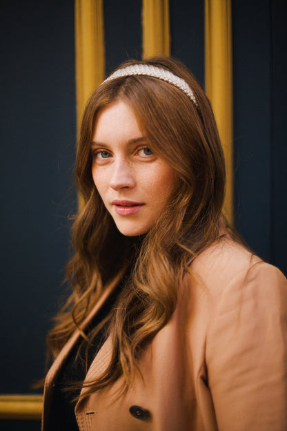 Serre-tête Chloé en tulle doux porté avec col roulé noir