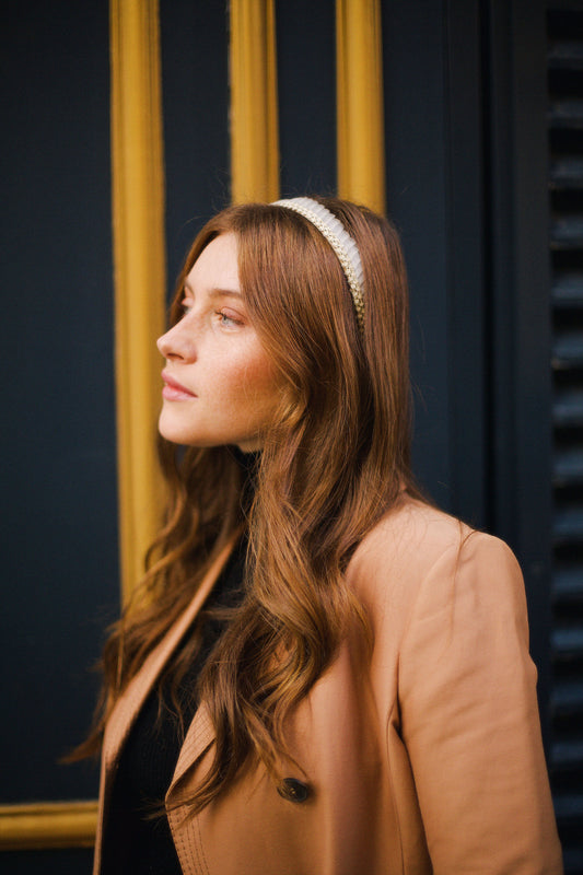 Serre-tête Chloé en tulle doux porté de profil sur cheveux détachés 