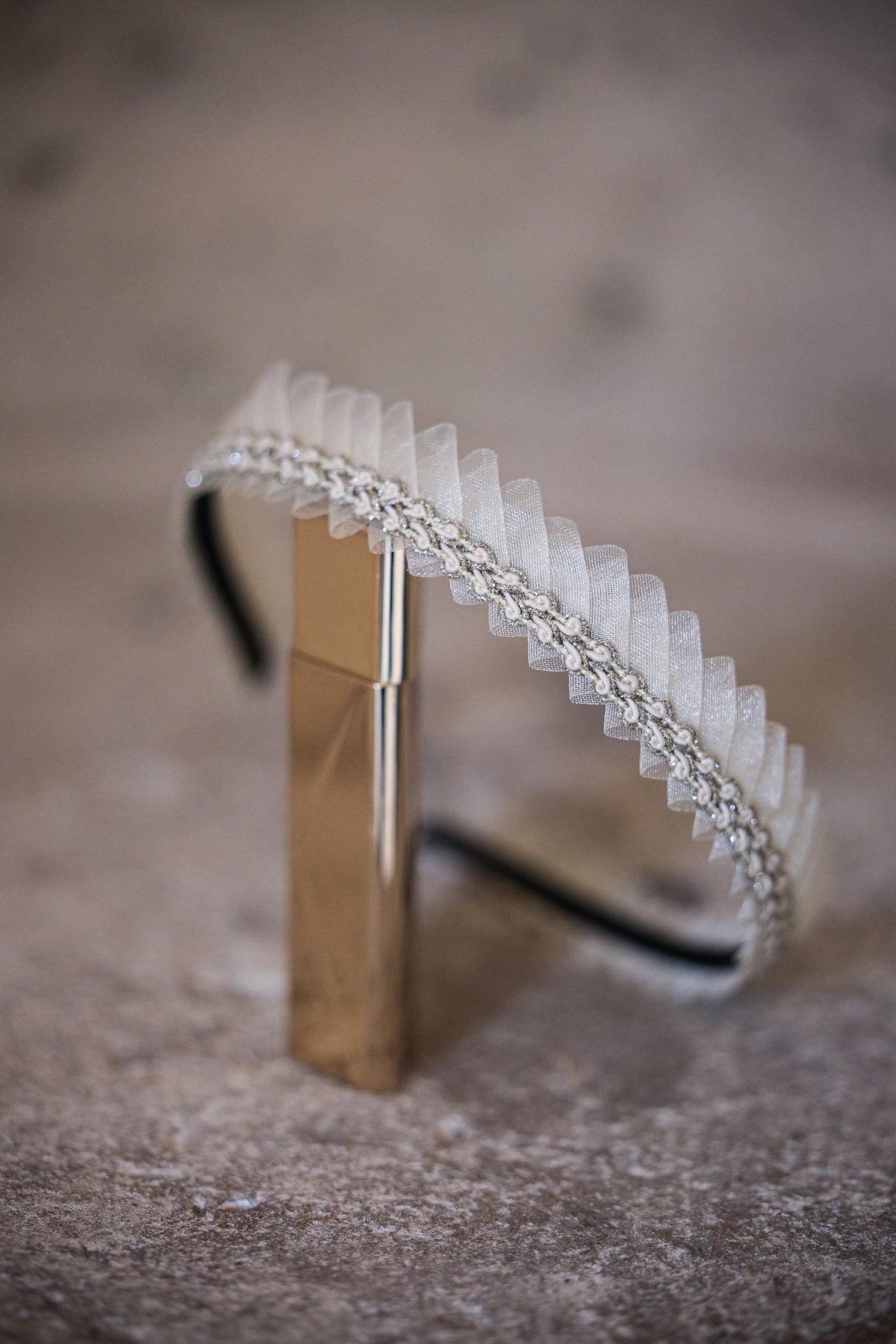 Serre-tête Chloé en tulle doux, focus matière 