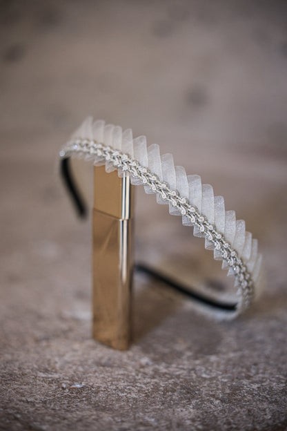 Serre-tête Chloé en tulle doux, focus matière 