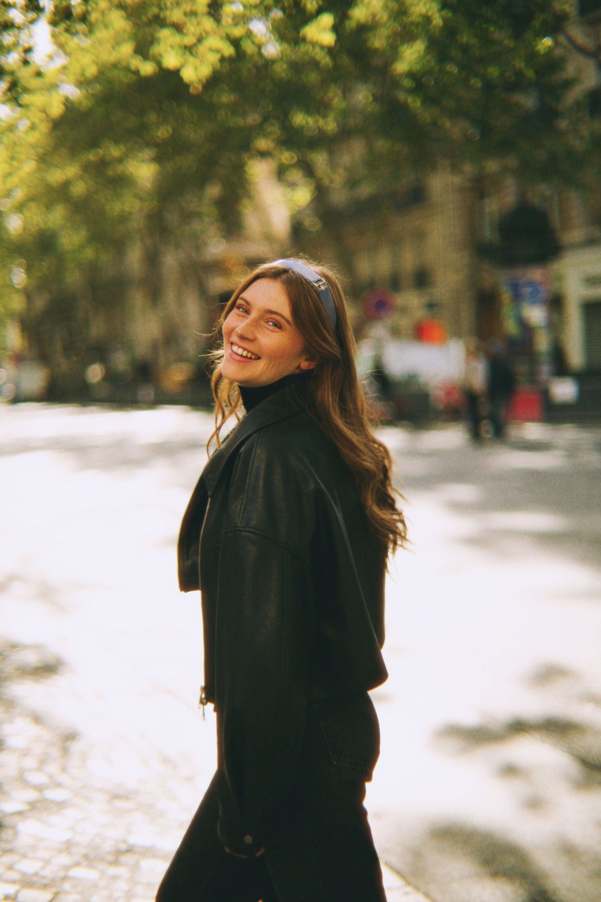 Serre-tête Eve porté avec un perfecto et un jean, look workwear