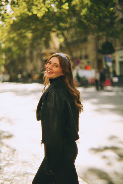 Serre-tête Eve porté avec un perfecto et un jean, look workwear