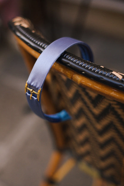 Serre-tête Eve en satin bleu gris et boucle de ceinture dorée