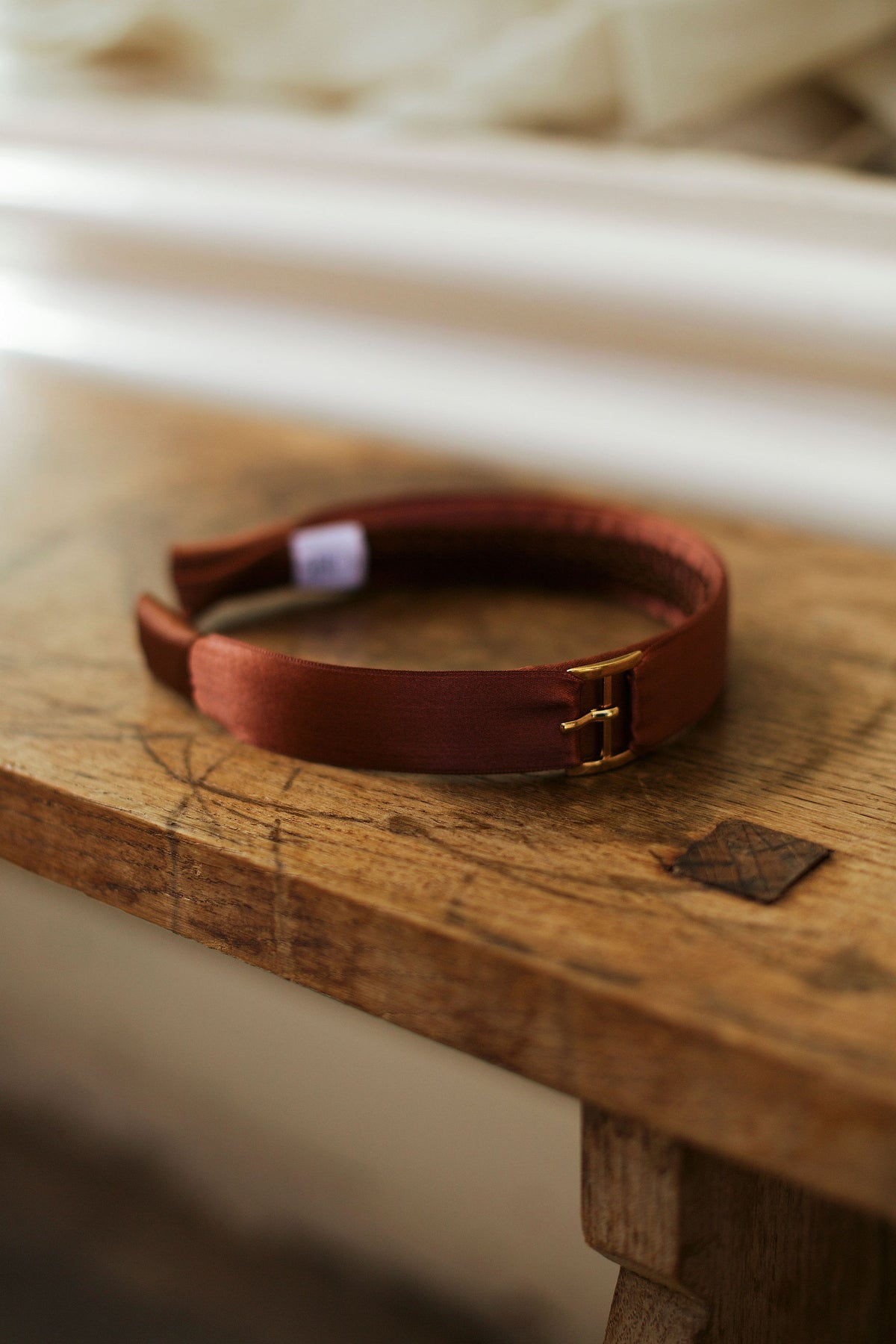 Serre-tête Eve en satin marron glacé et boucle de ceinture dorée