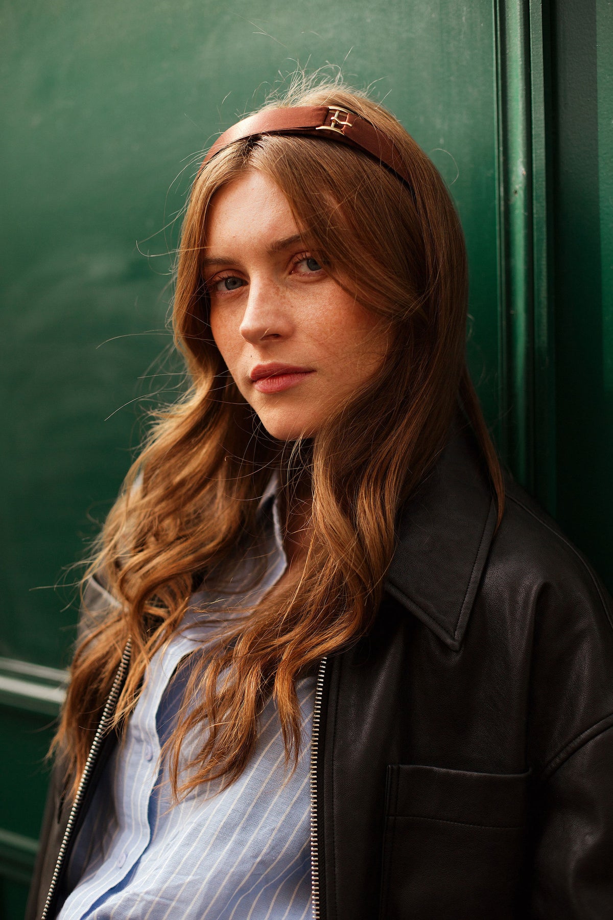 Serre-tête Eve marron en portrait de face avec perfection