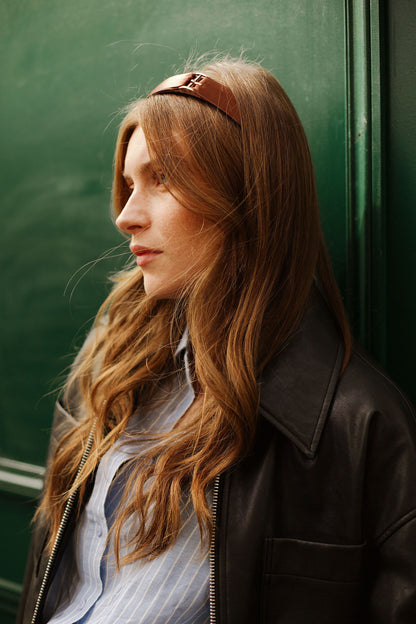 Portrait avec le serre-tête Eve marron glacé à boucle de ceinture dorée
