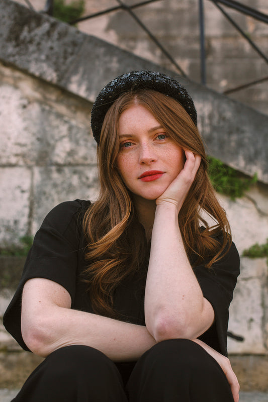 Serre-tête Frida en dentelle de Calais perlée noire