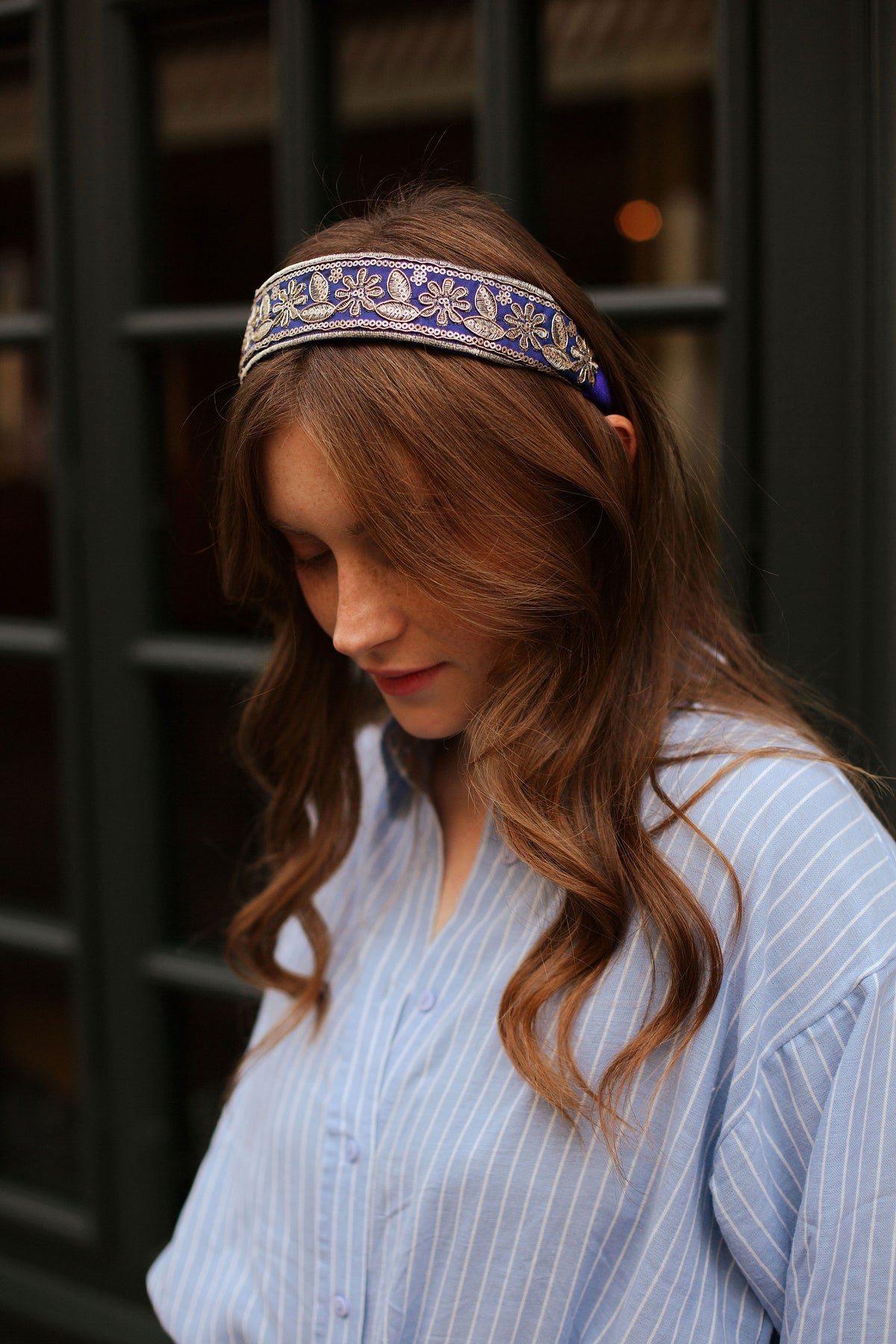 Portrait avec le serre-tête June brodé or sur bleu de France, cheveux lâchés