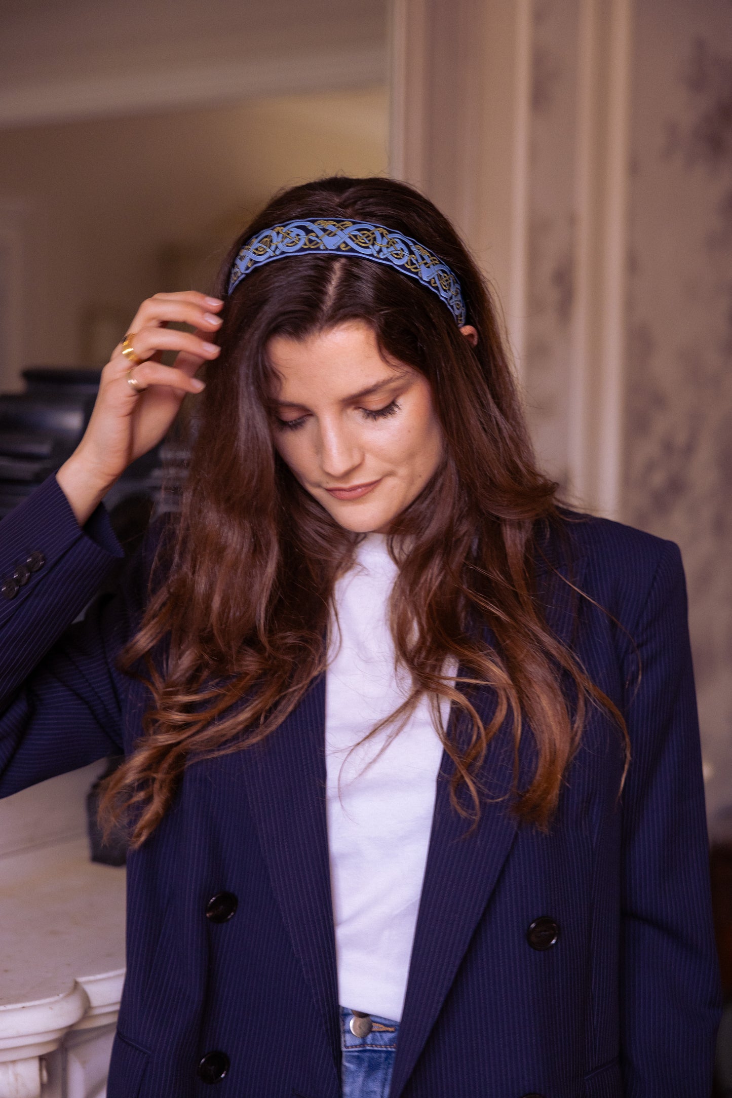 Serre-tête Joan – Broderie nordique bleu | Accessoire cheveux en satin