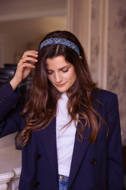 Serre-tête Joan – Broderie nordique bleu | Accessoire cheveux en satin