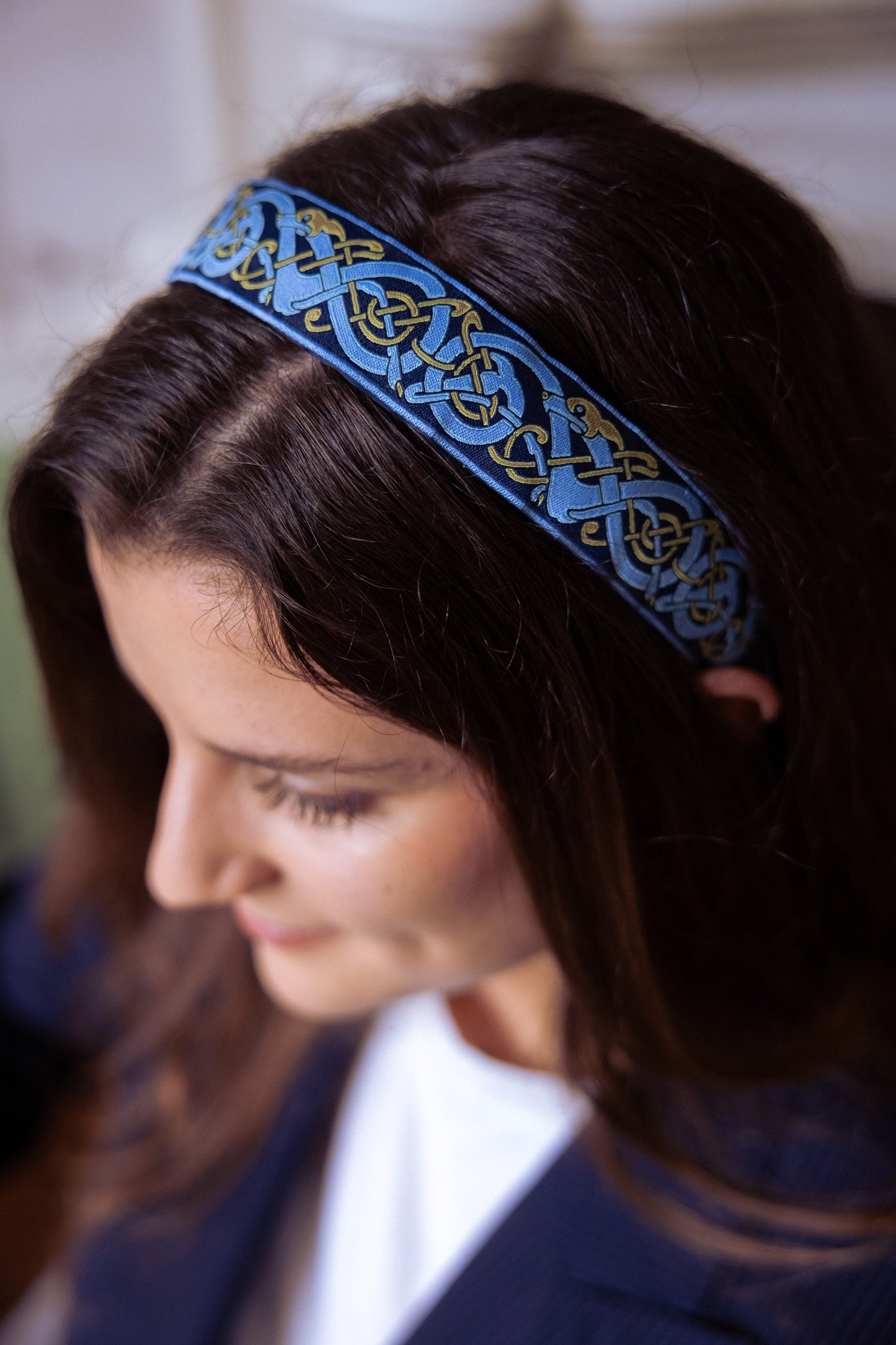 Serre-tête Joan – Broderie nordique bleu | Accessoire cheveux en satin