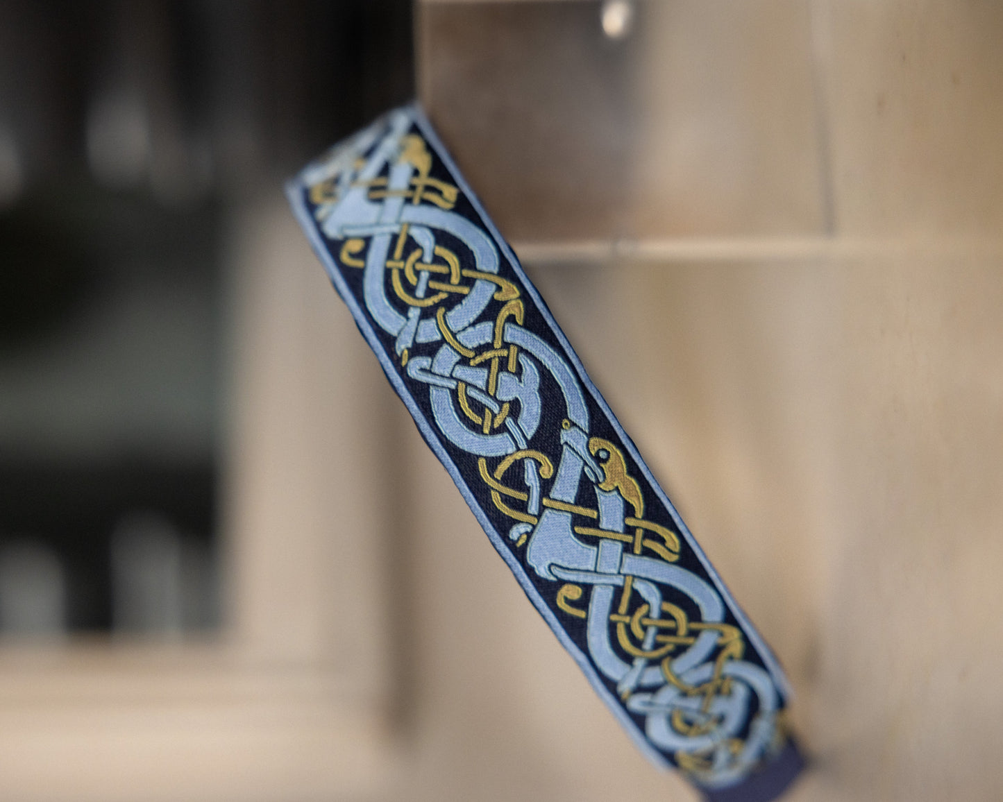 Serre-tête Joan – Broderie nordique bleu | Accessoire cheveux en satin