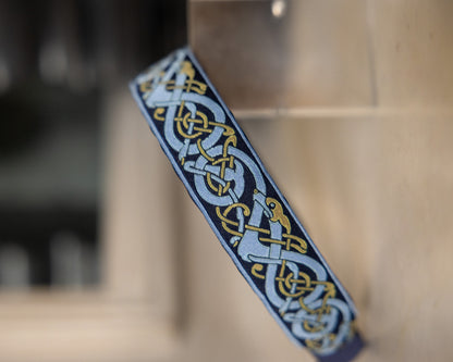 Serre-tête Joan – Broderie nordique bleu | Accessoire cheveux en satin