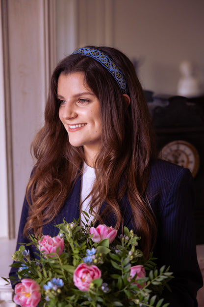 Serre-tête Joan – Broderie nordique bleu | Accessoire cheveux en satin