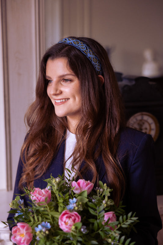 Serre-tête Joan – Broderie nordique bleu | Accessoire cheveux en satin