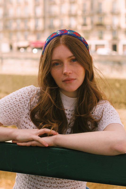 Serre-tête Leona bleu nuit à fleurs rouges