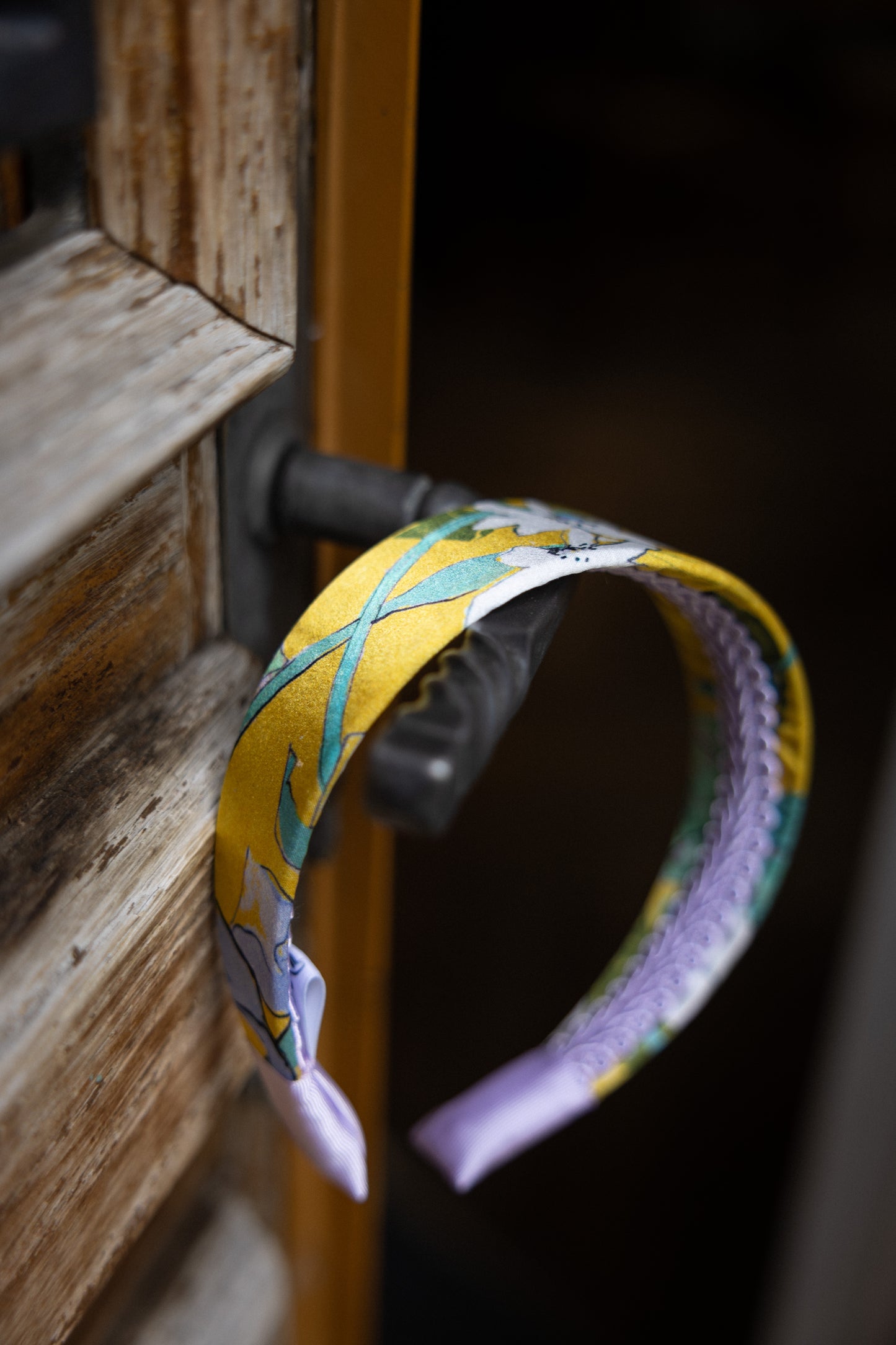 Serre-tête Iris plat – Soie jaune et lavande | Accessoire cheveux élégant