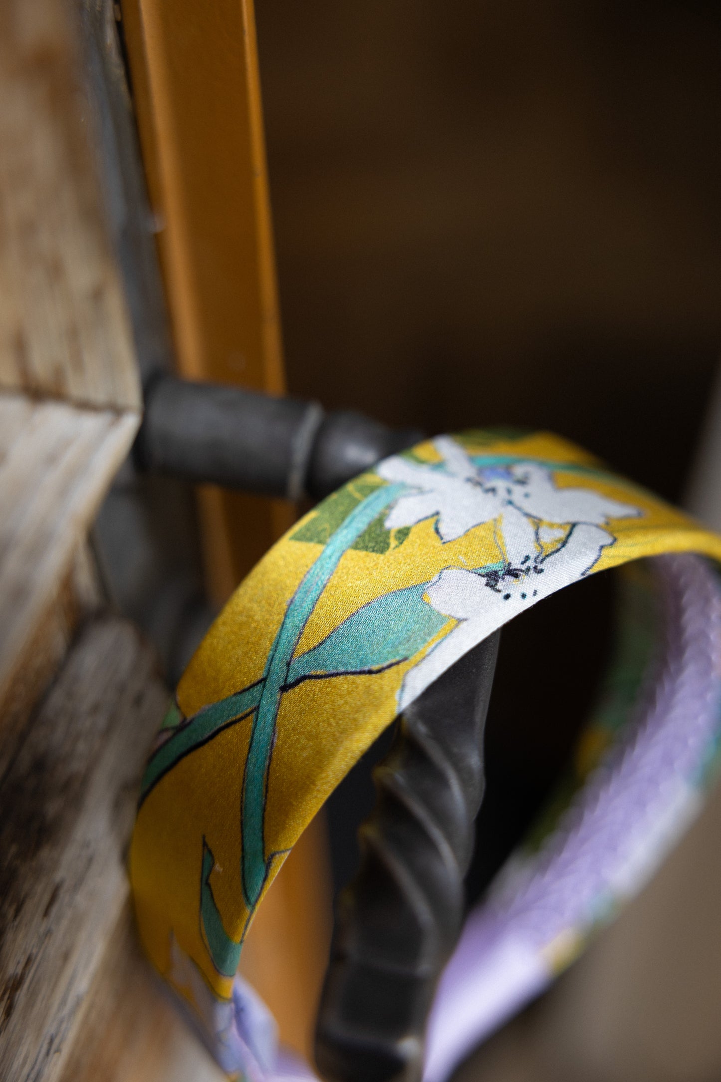 Serre-tête Iris plat – Soie jaune et lavande | Accessoire cheveux élégant