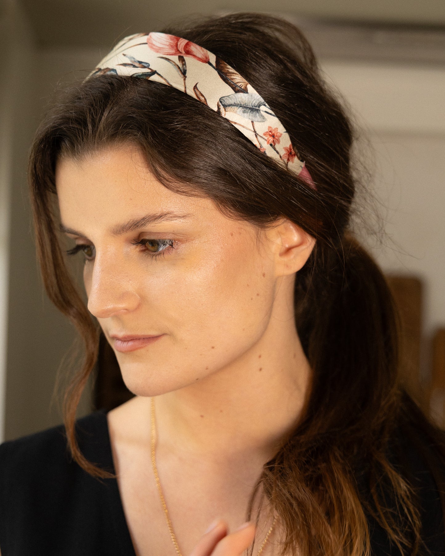 Serre-tête Vera plat – Soie crème à motif floral | Accessoire cheveux élégant