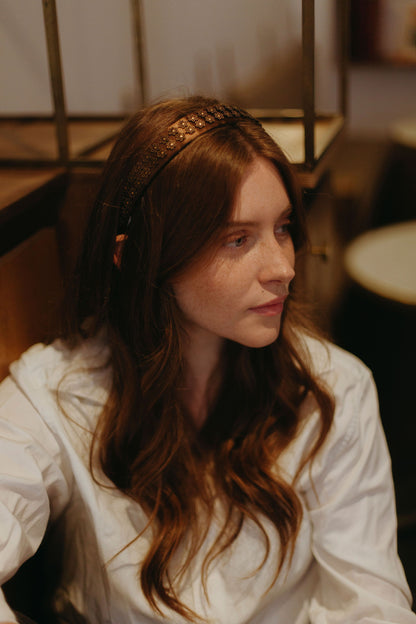 Portrait avec le serre-tête bijou Romane marron glacé