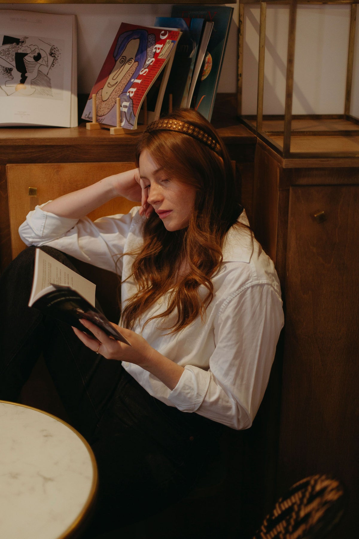 Serre-tête Romane porté avec une chemise blanche et un jean